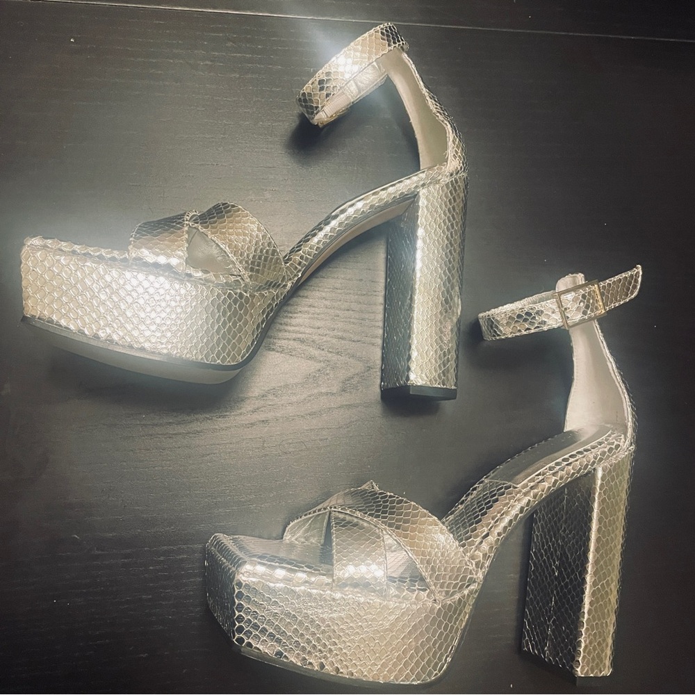 Good American Snakeprint Platform Sandals - Women 9 - Silver